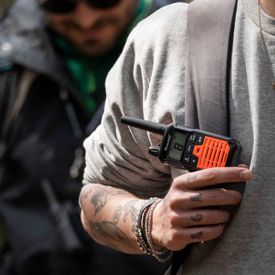 Midland PMR446 XT70 portofoon in de hand van een persoon