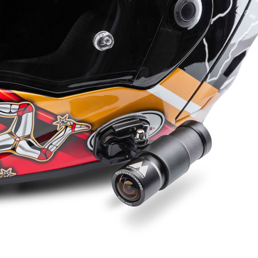 Motorcamera bevestigd aan de zijkant van een motorhelm