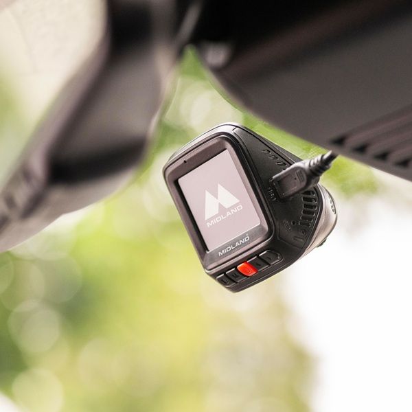 Midland Street Guardian One gemonteerd aan de voorruit van een auto