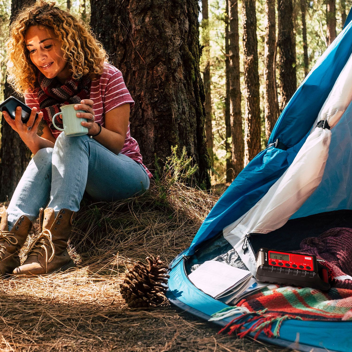 Midland R300 noodradio tijdens het kamperen met een tent in het bos