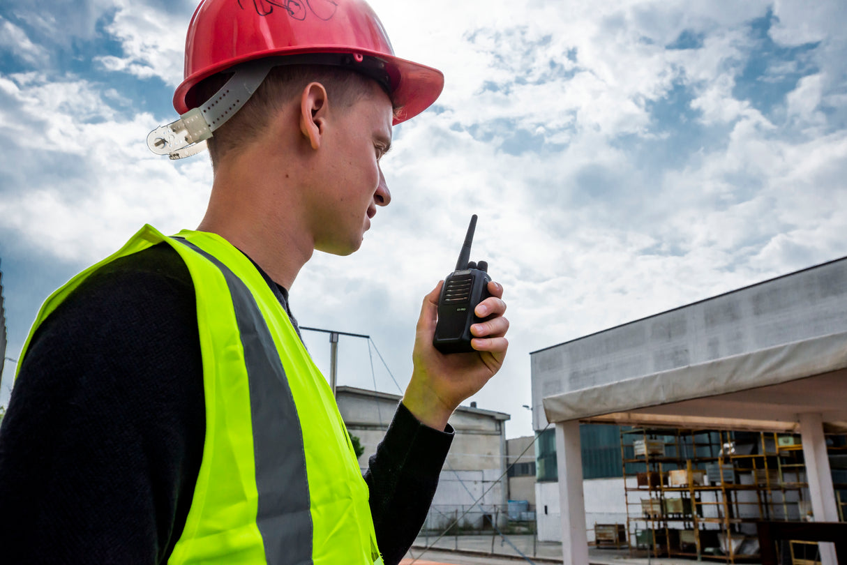Midland G11 Pro PMR446 portofoon in actie op een bouwterrein