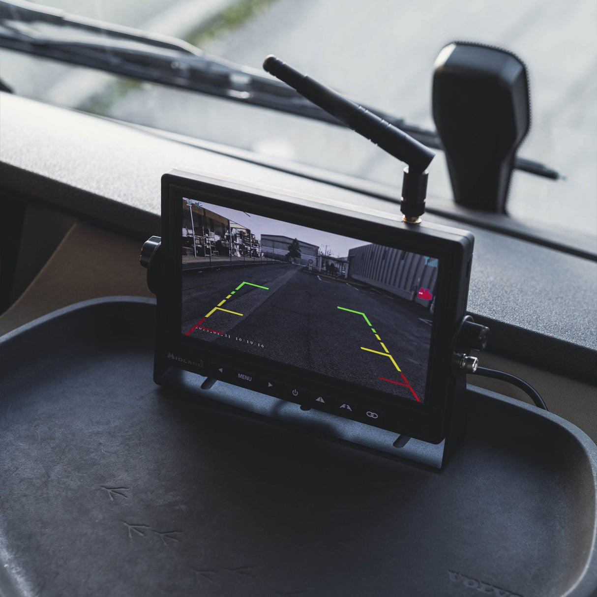 Midland Truck Guardian Pro als camera achterop de trailer met display op dashboard
