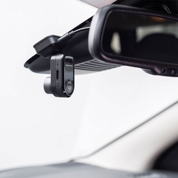 Midland mini street guardian camera aan het raam van een voertuig bevestigd