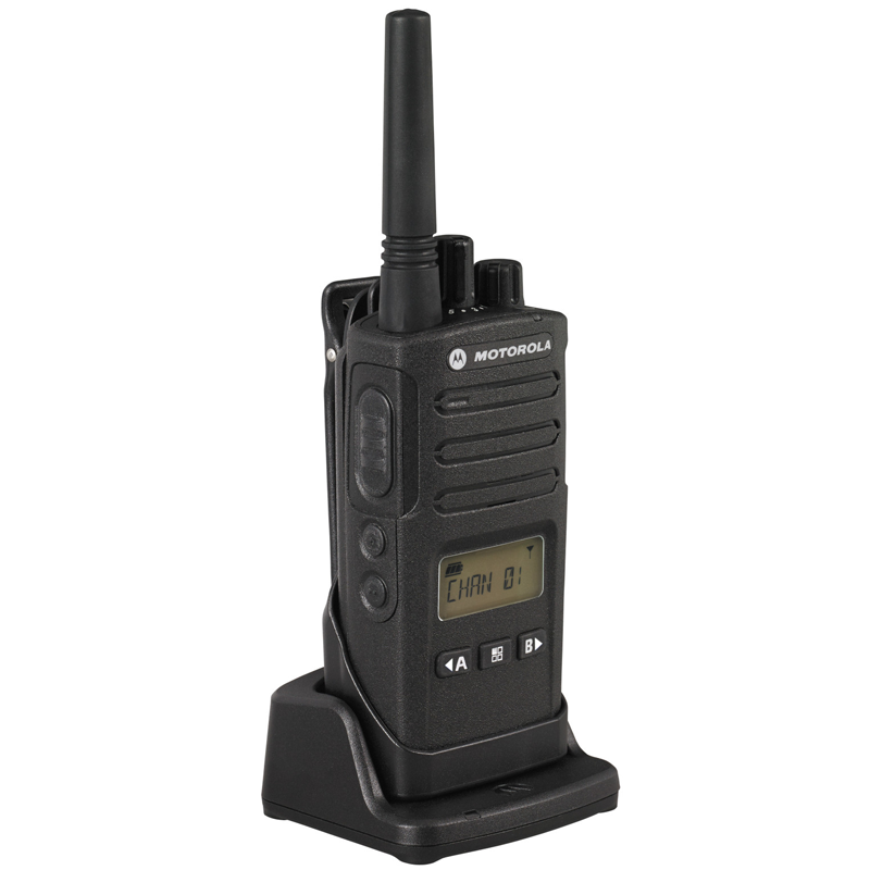 Motorola XT460 vergunningsvrije PMR446 die op laadstation staat