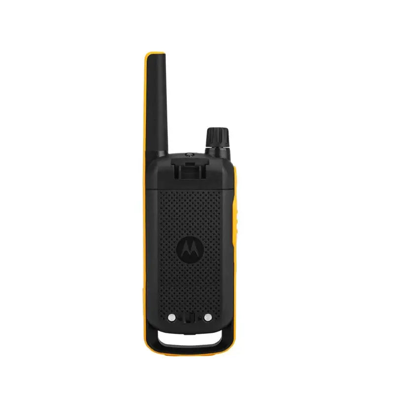 Achterkant Motorola T82 Extreme PMR446 portofoon uitgevoerd in zwart met gele accenten