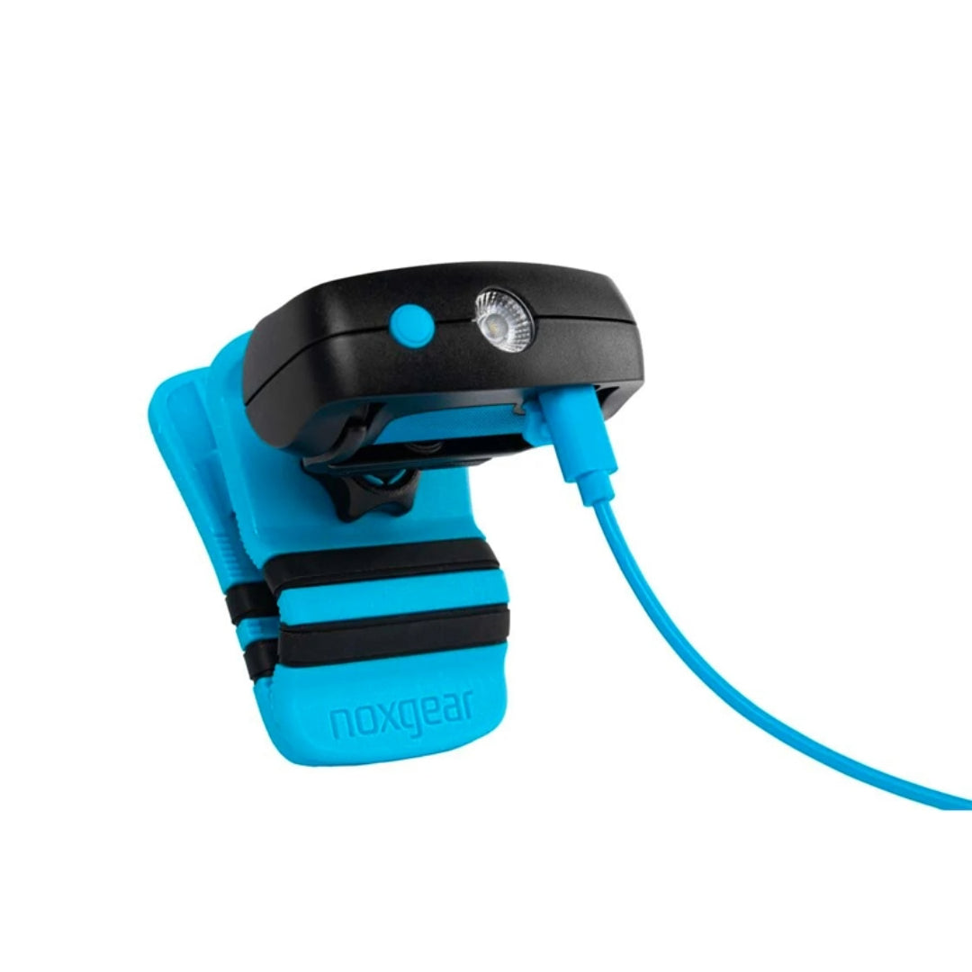 Noxgear Tracer lamp aan de Tracer multiklem aangesloten aan laadkabel