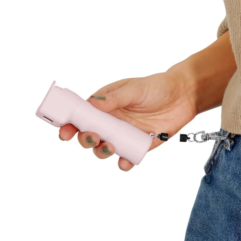 Plegium roze flacon zelfverdedigingsspray met sleutelhanger aan een broeklus
