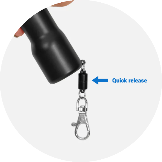 Plegium sleutelhanger met quick release zodat je met één hand eenvoudig en snel je spray kunt lostrekken van de sleutelhanger