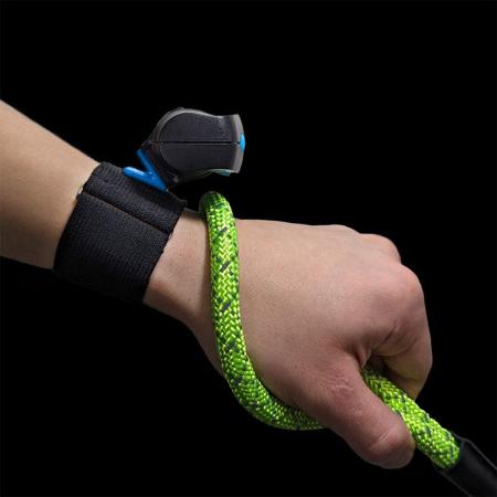 Noxgear Polsband met hondenriem en tracer lamp zichtbaar om arm