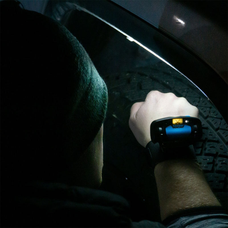 Noxgear Polsband met een tracerlamp bij gebruik bij auto reparatie