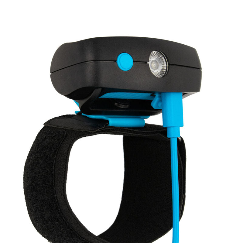 Noxgear Polsband met de laadkabel voor de Tracer lamp zichtbaar
