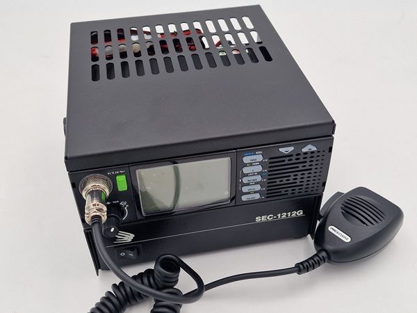 RoadPro basisbehuizing met daarin een President JFK-3 27MC transceiver en een Samlex SEC-1212G voeding