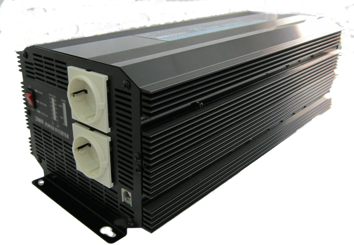 RoadPro 12V omvormer 2500W die 12 Volt gelijkspanning (DC) omzet naar 230 Volt wisselspanning (AC). Voorzien van twee 230V stopcontacten