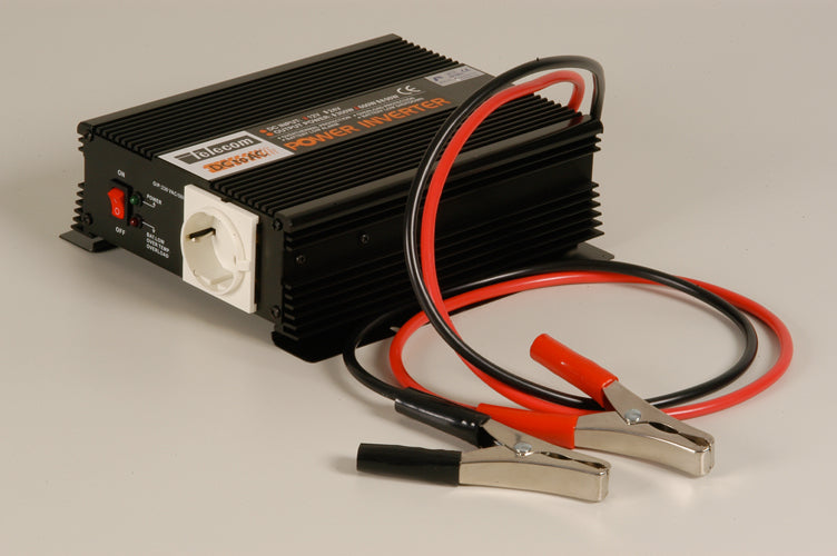 RoadPro MS600W 12 volt omvormer met een 230Volt stopcontact, aan/uit schakelaar en een set accukabels