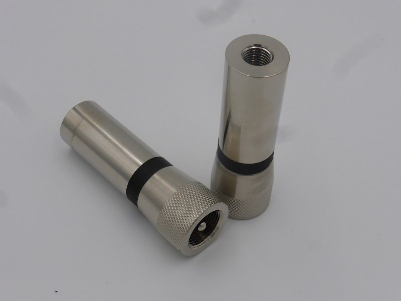 RoadPro adapter met aan de ene kant een UHF-Female en aan de andere kant een 3/8x24 Female HD aansluiting