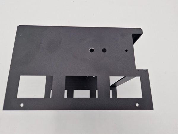 Zijkant van de RoadPro Base002 een behuizing waarin je een President JFK-3 of Johnson-3 kunt monteren samen met een Samlex SEC-1212G voeding