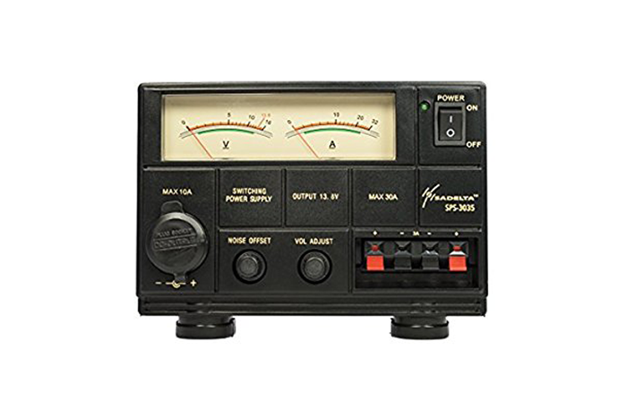 Voorzijde van de Sadelta SPS-3035 voeding met daarop twee analoge meters, bedieningsknoppen, aan/uit knop en de aansluitingen
