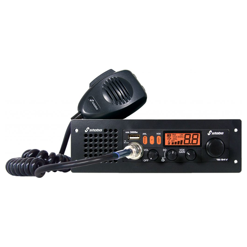 Stabo XM-3006E 27MHz transceiver met speaker en USB poort aan de voorzijde, geleverd inclusief DIN-frame.