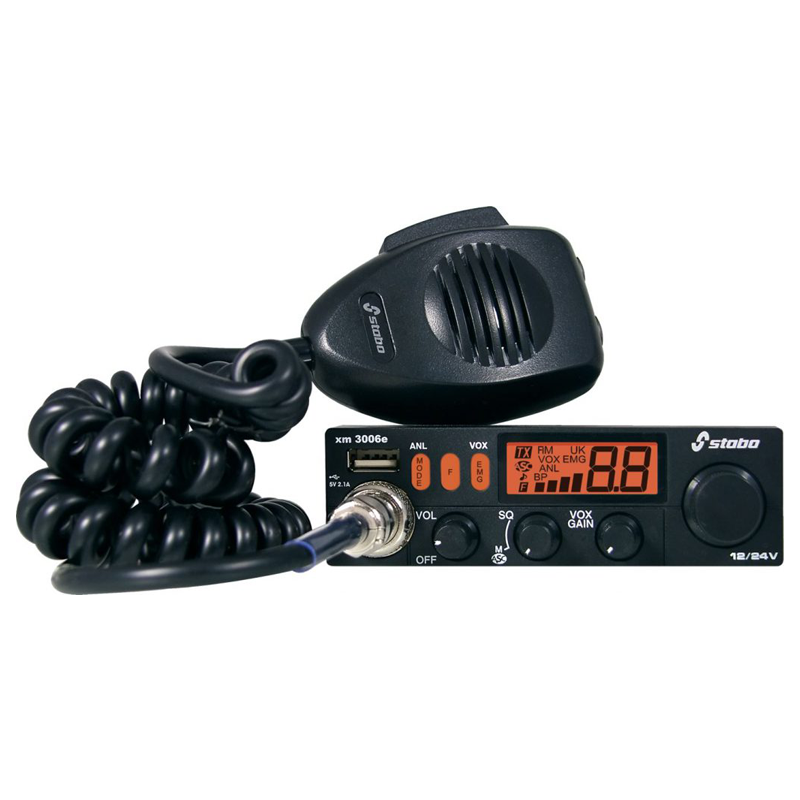 Stabo XM 3006E VOX 27MC transceiver met luidspreker aan de voorzijde en een USB poort