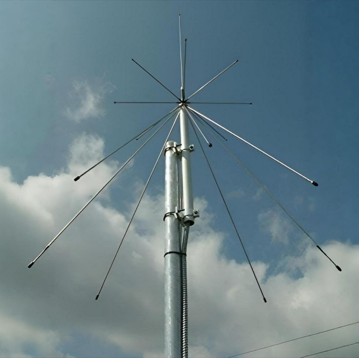 Sirio SD-1300N scanner antenne bevestigd aan een antennemast