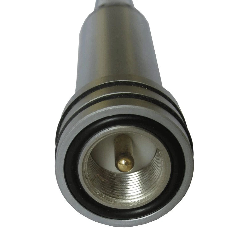 Close-up van de PL-aansluiting op de Sirio SG-CB/VHF mobiele dual band antenne voor de 27MHz CB band en de VHF-band