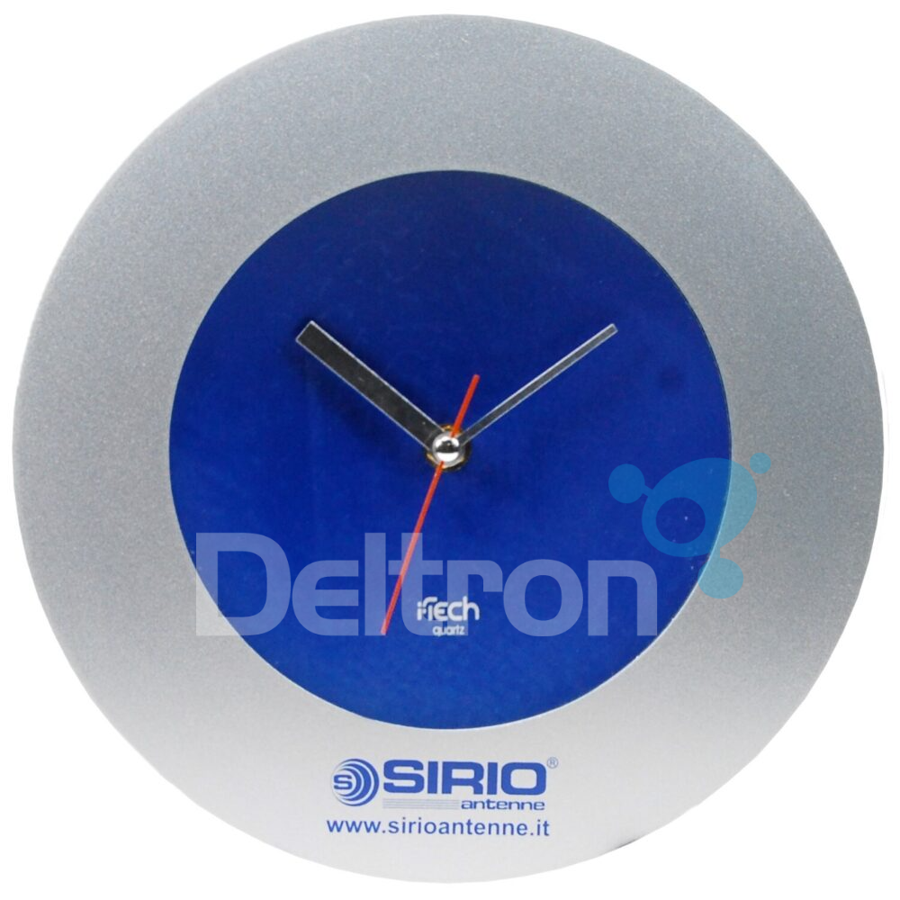 Sirio wandklok met zilvergrijze rand met logo en een blauwe wijzerplaat met zwarte aanwijzers en rode secondenwijzer