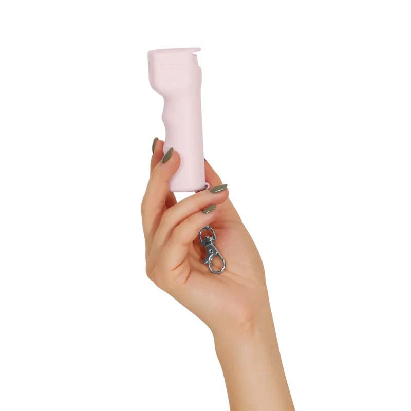 Plegium smart defence spray roze vastgehouden door een hand