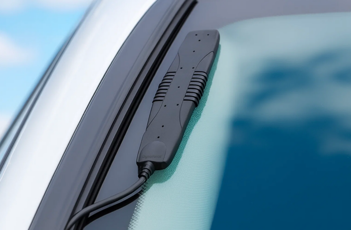 Target Blue Eye Go externe antenne gemonteerd op een autoruit