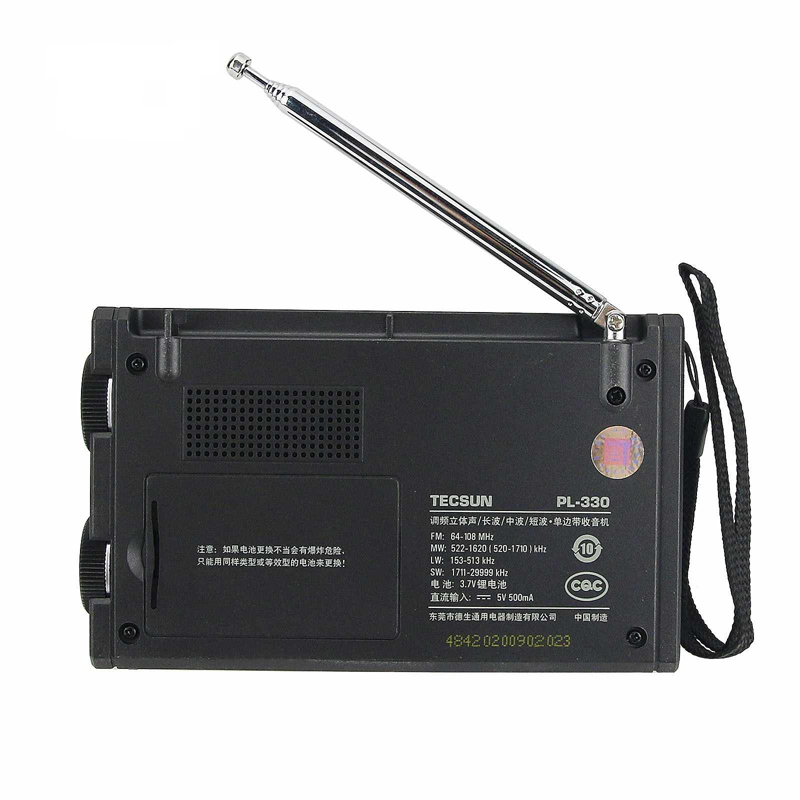Achterkant van de Tecsun PL-330 wereldontvanger met luidspreker, draagkoord en telescopisch uittrekbare antenne