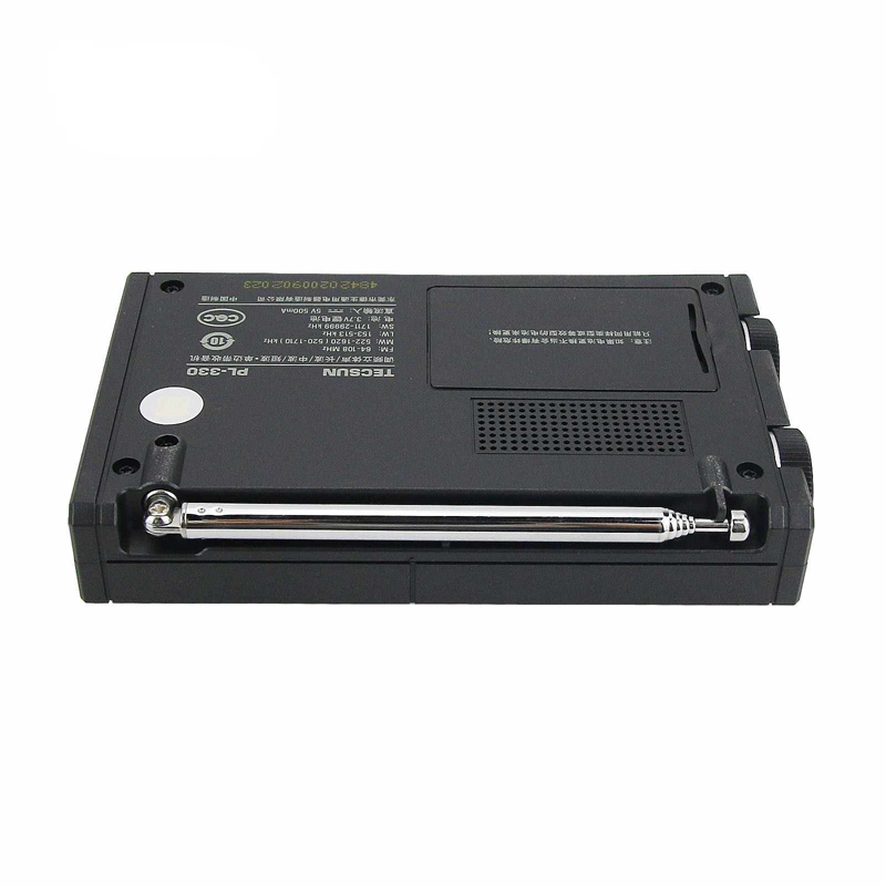 Achterzijde van de Tecsun PL-330 wereldontvanger in liggende positie