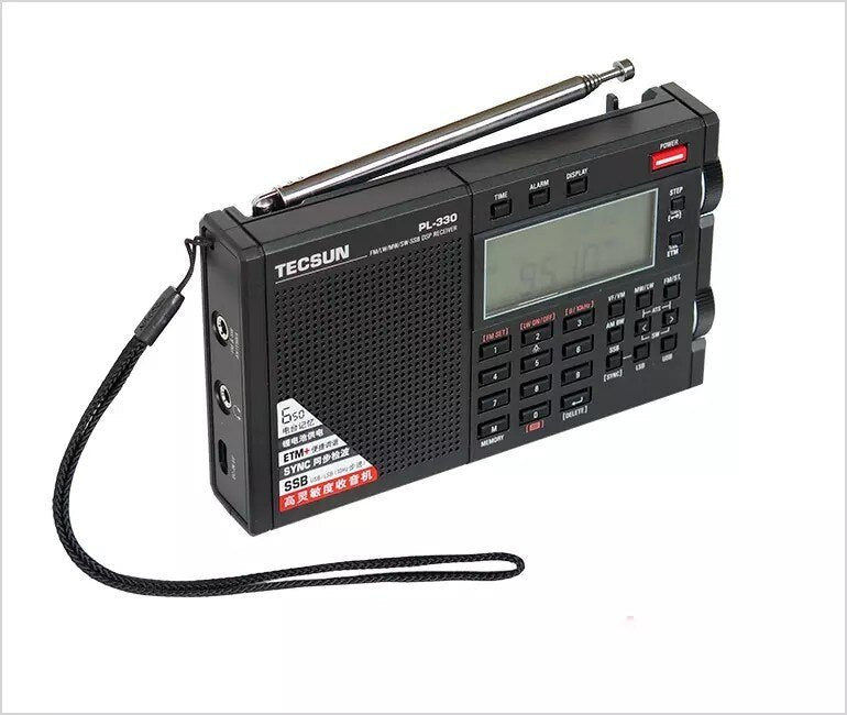 Boven aanzicht van de Tecsun PL-330 wereldontvanger met draagkoord, telescopische antenne en groot display