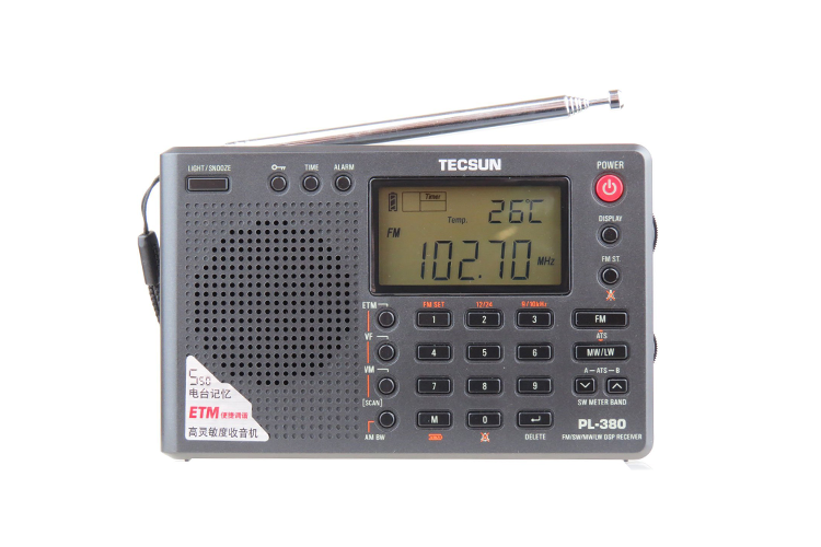 Voorzijde Tecsun PL-380 DSP wereldontvanger met groot display, telescoop antenne en draagkoord
