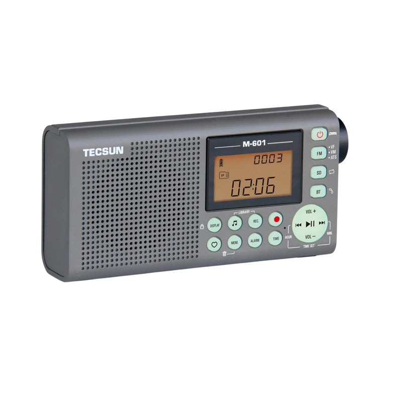 Tecsun M-601 digitale FM-radio voorzijde met luiidspreker, groot display en duidelijke bedieningsknoppen