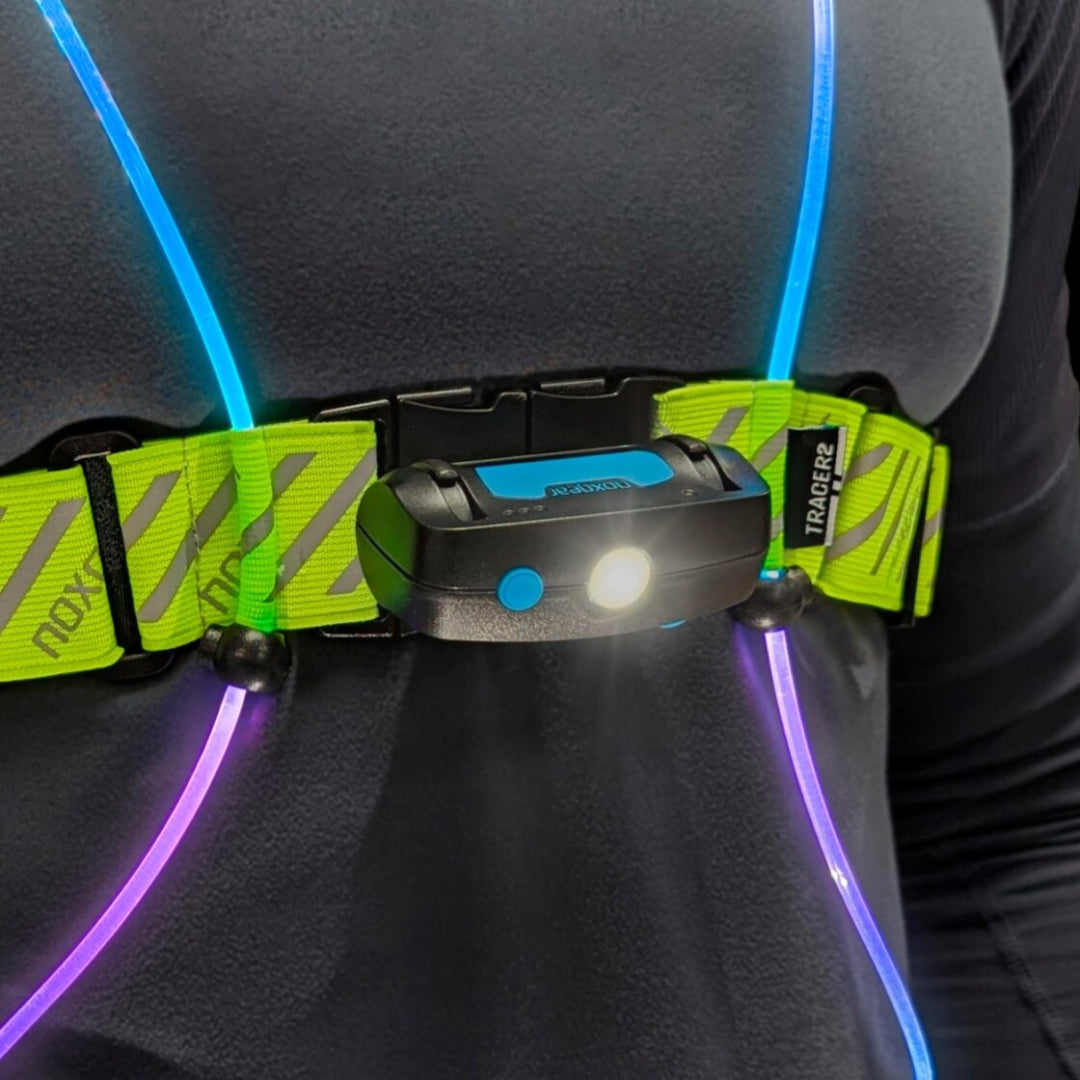Noxgear Tracer lamp bevestigd en ingeschakeld aan het Tracer2 led-harnas