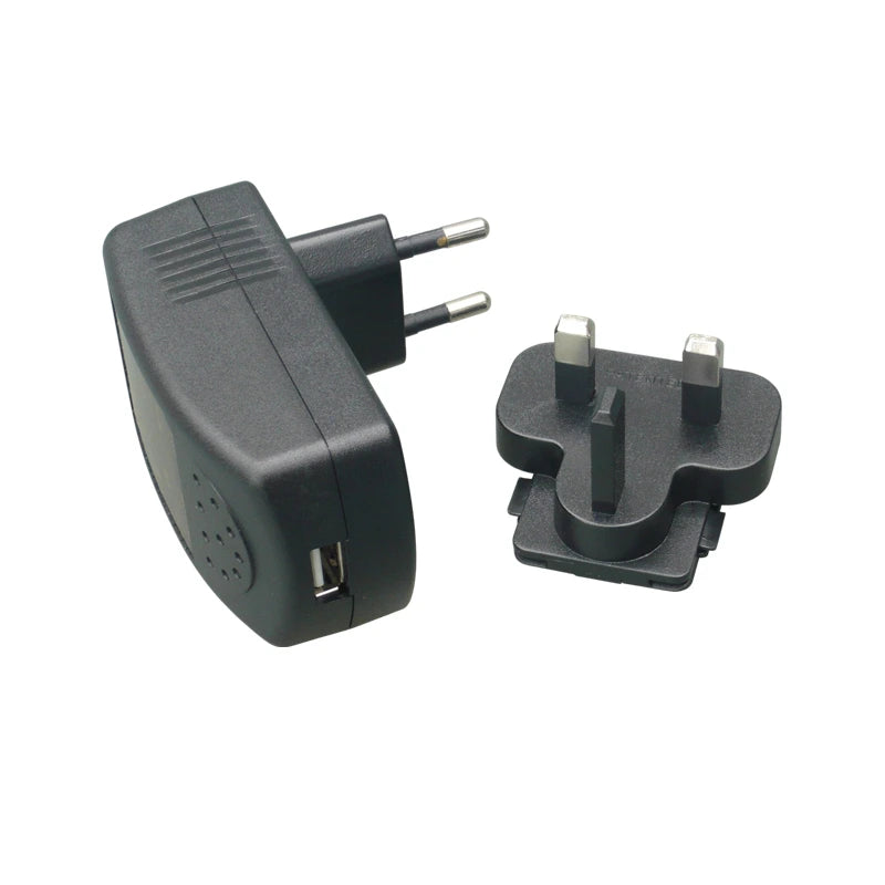 Uniden AD-1246 reisadapter met een EU 2-pins, UK 3-pins stekker en een USB-uitgang 5V, 1A