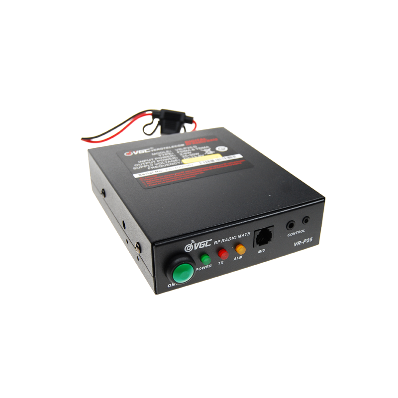 VERO VR-P25D VHF portofoon versterker van voren gezien met voedingskabel en indicatie leds