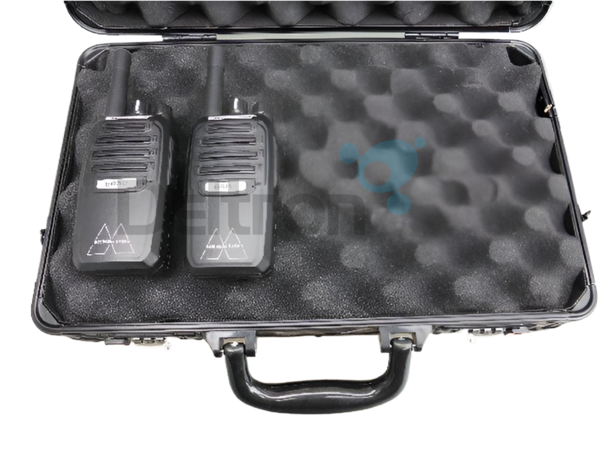 Twee portofoons liggend op de foam vulling van een Vaultz veiligheidskoffer