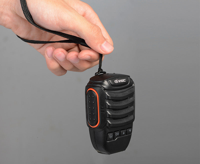 Vero BHM-75 draadloze en draagbare Bluetooth handmicrofoon aan een polsband gedragen in een hand