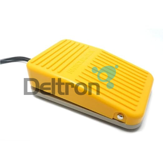 Geel voetpedaal met kabel voor het bedienen van de microfoon functie op een 27MHz transceiver