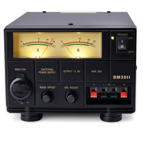 Voorzijde van de Moonraker SM-30IIE voeding met groot display voor het aflezen van voltage en amperage, bedieningsknoppen en aansluitingen