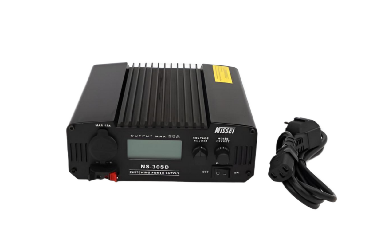 Voorzijde Nissei NS-30SD schakelende voeding met daarnaast de meegeleverde 230V voedingskabel