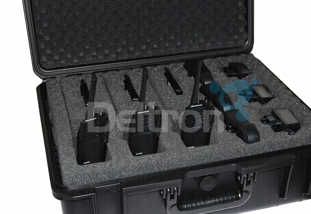 Close up van drie PMR446 portofoons met bijbehorende opladers in het foam van de HamKing XL6 opbergkoffer