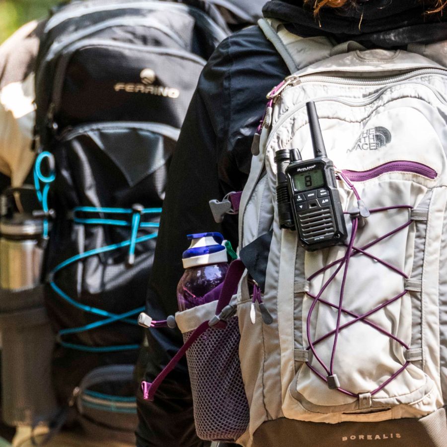 Midland XT-70 Pro PMR446 portofoon bevestigd aan een rugzak tijdens hiken
