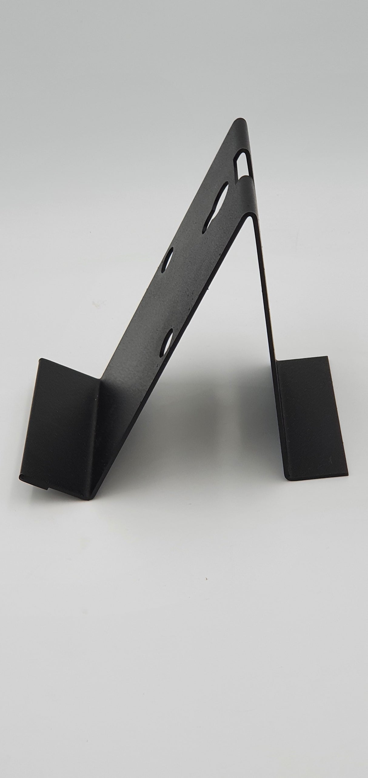 Zijkant van de desktop standaard voor portofoon met handmicrofoon of handheld scanner