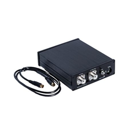 Achterkant mAT-Y200 antenne tuner met meegeleverde kabel