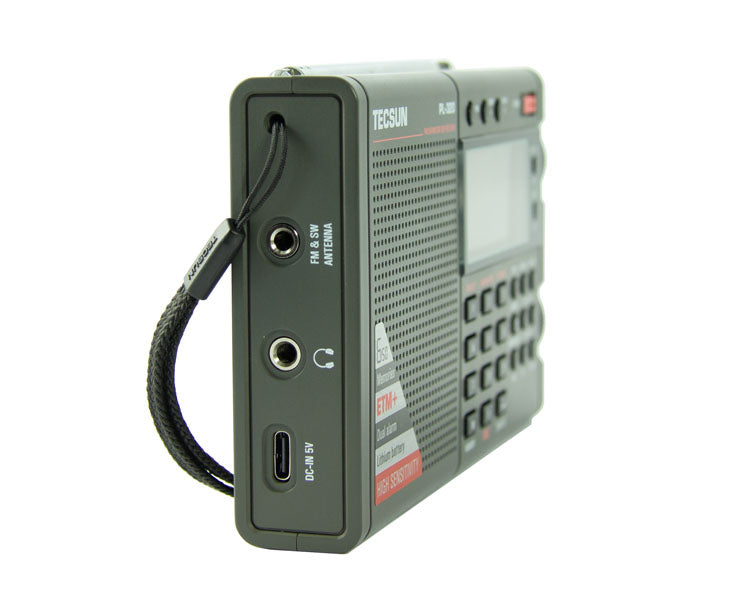 Tecsun PL-320 wereldontvanger zijkant met aansluiting voor koptelefoon, USB en antenne aansluiting