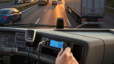 27MC transceiver in een vrachtwagen die rijdt op de snelweg