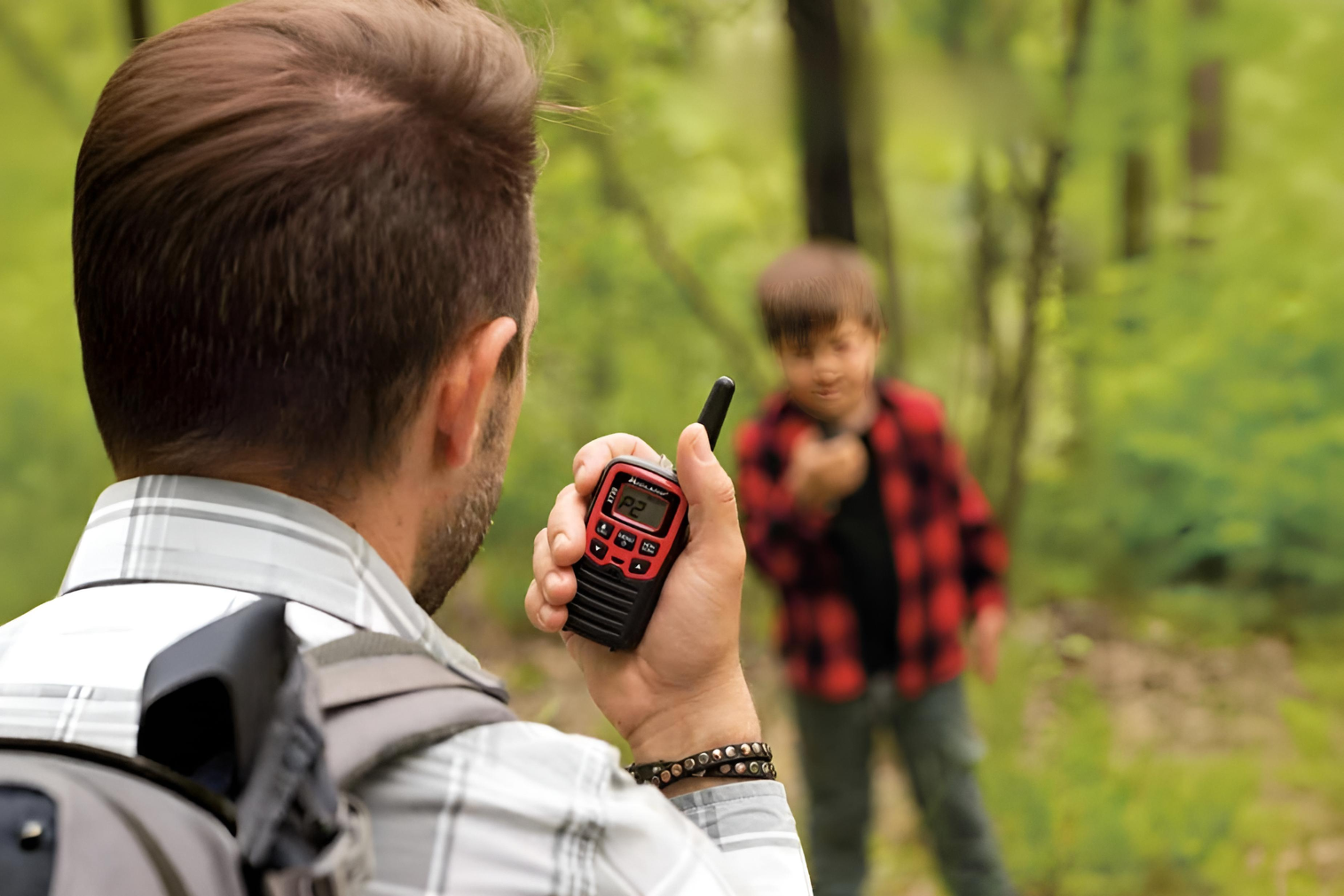 Man-en-kind-communiceren-met-walkie-talkies