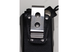 Achterkant van de leren hard case voor de Uniden SDS100E met een metalen riemclip