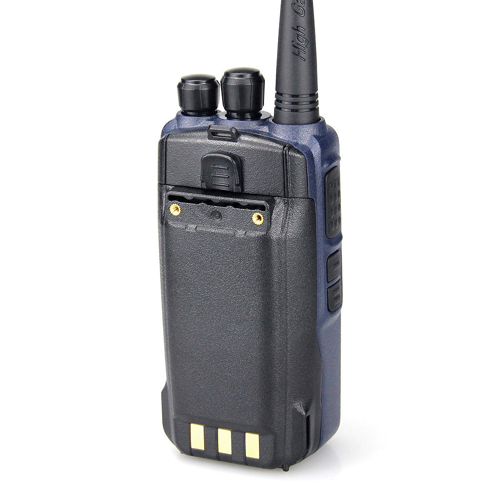 Achterkant van de Anytone AT-D890UV dual band portofoon voor de UHF en VHF (2m en 70cm)